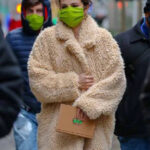 Only-Murders-In-The-Building-Selena-Gomez-Beige-Fur-Coat-627×800-1